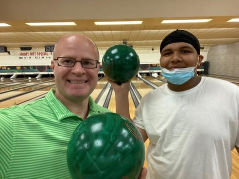 Chris Kammer, A+W Marketing Koordinator Nordamerika (links) zusammen mit Davison, einem Schützling von Big Brothers Big Sisters, bei einem Besuch im Bowling-Center.