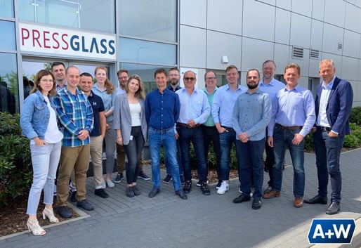 Ein Gruppenbild des A+W sowie Pressglass Teams.